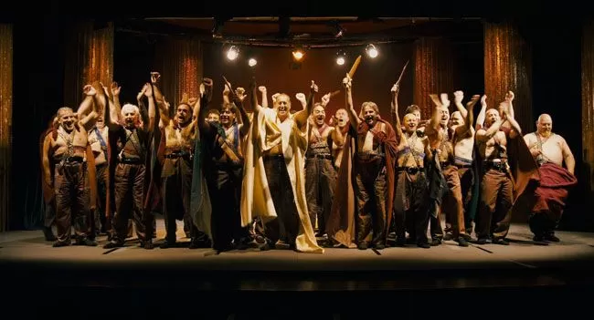 detentos romanos representam texto de shakespeare