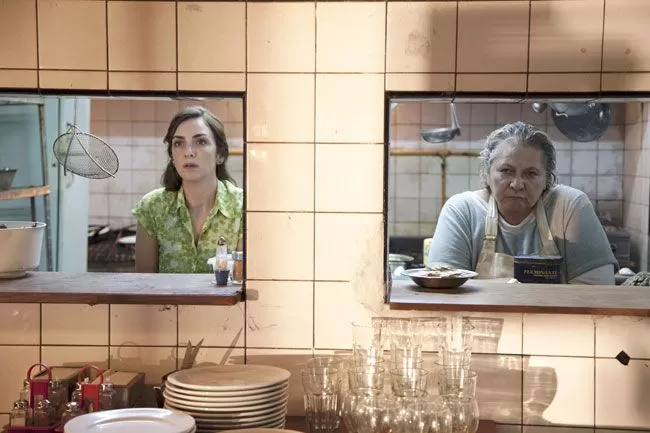 um dos contos chef e garconete se revoltam contra cliente chato