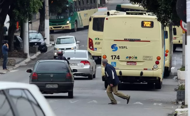 na avenida dos andradas idoso se arrisca em meio a carros e motos em horario de rush fernando priamo08 06 16