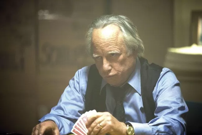 ator richard dreyfuss interpreta homem que enriqueceu de forma ilicita