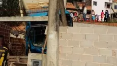 Ônibus cai em ribanceira e deixa 18 feridos na Vila Esperança II 4 vertical acidente vila 5