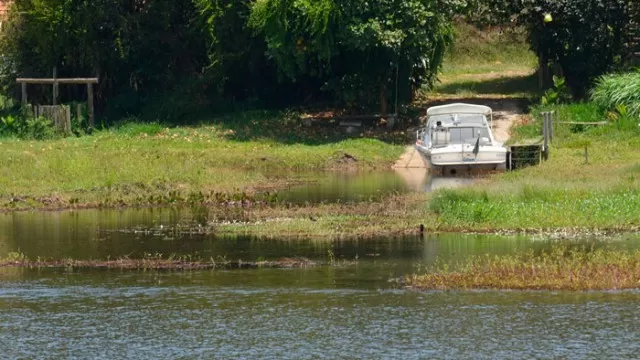 Uso sem controle compromete represas 1 No entorno da Represa João Penido, há dezenas de construções próximas do manancial. Acessar o lago, que é a principal fonte de abastecimento de Juiz de Fora, é fácil (foto: Marcelo Ribeiro)