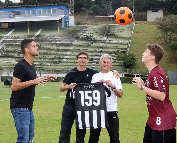 Família alvinegra, sim senhor! 1 Toledo mostra, orgulhoso, ao lado do filho Paulo Henrique, camisa comemorativa de seus 159 gols pelo Tupi; com a bola, seus netos Raphael (à esquerda) e Pedro (Foto: Leonardo Costa)