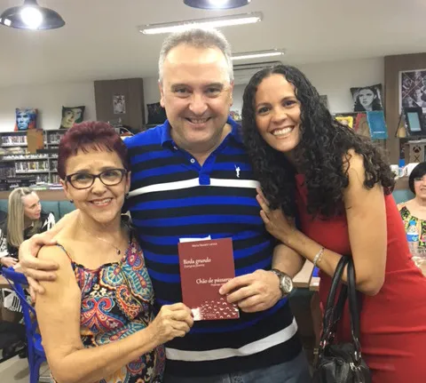 O Grupo Solar de Comunicação lança no próximo domingo um grande movimento em prol da cidade 3 Maria Nazaré Laroca, Iacyr Anderson Freitas e Rejaine Santos em noite de autógrafos no Excalibur