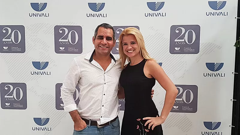 Dodô Souza fechou duas produções no Privilège JF 3 Seminário em Camboriú: A presidente do Juiz de Fora e Região Convention & Visitors Bureau, Thais Lima apresentou, no 14° Seminário da Associação Nacional de Pesquisa e Pós-Graduação em Turismo, o artigo científico intitulado "A relação entre a room tax e a governança no turismo: uma contribuição ao C&VB, uma contribuição ao destino".O evento, considerado o mais importante do Brasil, aconteceu na Universidade do Vale do Itajaí, em Balneário Camboriú (SC). Na foto, Thais com seu orientador no mestrado, professor Osíris Marques, da UFF.