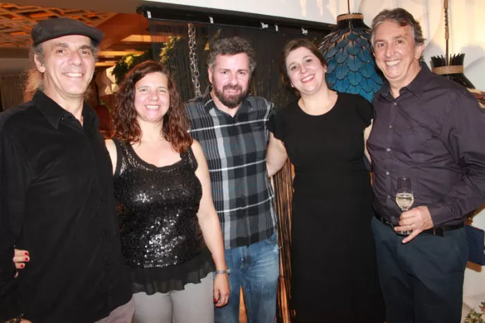 Márcio Hallack tem agenda nesta quinta-feira, no FouFiveSix, em Nova York 1 Hérmanes Abreu e Dircilene Mello, Cláudia Uebe e José Candido Gonçalves, ladeando o cantor Emmerson Nogueira, na Casa Design Foto: Guilherme Ovídio/Happy Hour