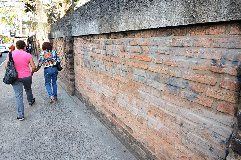 Frase racista volta a ser pichada em muro da escola 1 muro