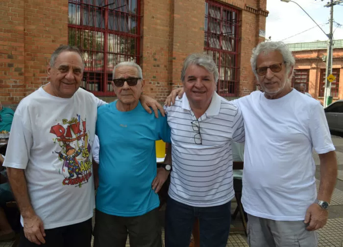 Agendado para 11 de novembro, no Central, o grande show "Semente da terra", de Milton Nascimento 4 José Carlos Passos e Ivanir Yazbeck ladeando Armando (Mamão) Aguiar e Marcinho Itaboray, autores da marchinha da Banda Daki para o carnaval 2018, no Bar da Fábrica Foto: Toninho Carvalho