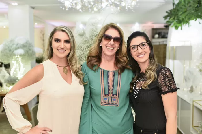 Gesane Fernandes é a noiva de destaque neste sábado 2 Cristina Schettino ladeada pelas filhas Polyana e Maria Paula, no lançamento da exposição “Mesa Posta Dubambu”