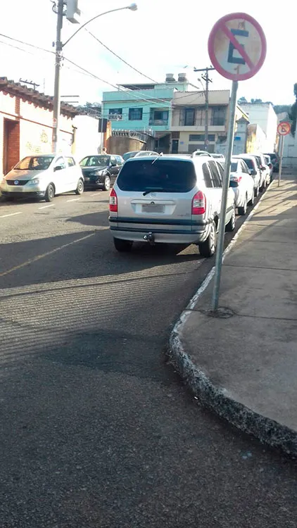 Motoristas estacionam em local proibido e obstruem faixa de subida 1 VU Morro da Glória