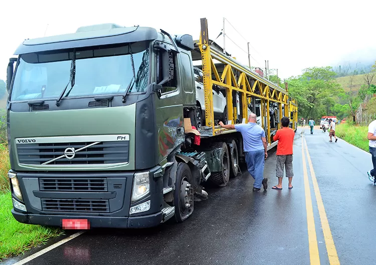 Acidente na União e Indústria deixa um motorista em estado grave 2 acidente olavo dentro2