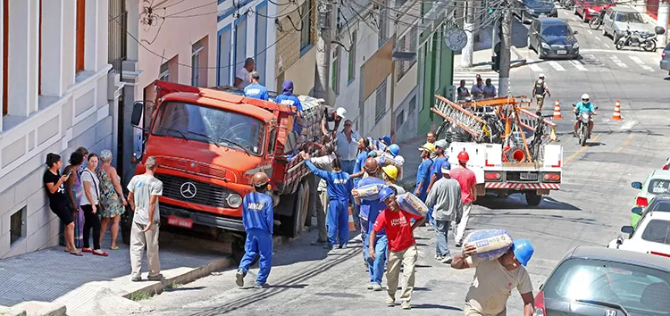 Caminhão não consegue subir via íngreme, desce de ré e quase acerta residência 1 caminhao dentro