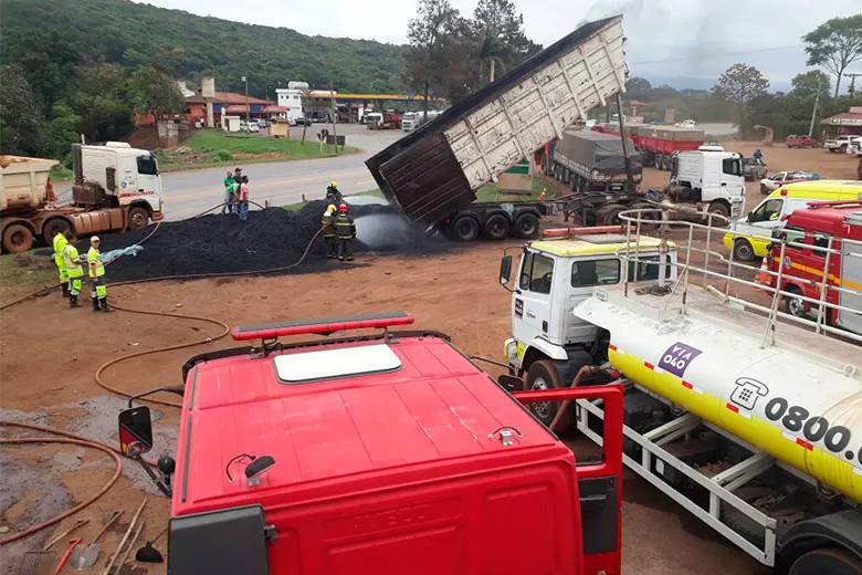 Foto: Corpo de Bombeiros/Divulgação carvao divulgacao bombeiros