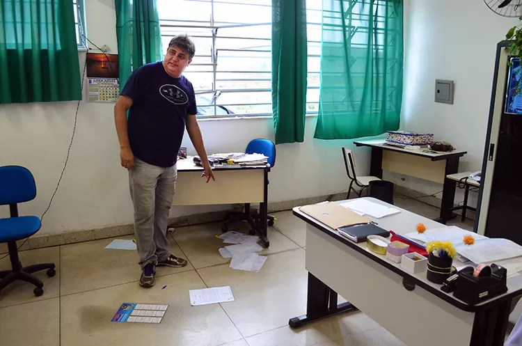Invasores deixam frase de ameaça em escola municipal no Parque das Águas 1 escola dentro