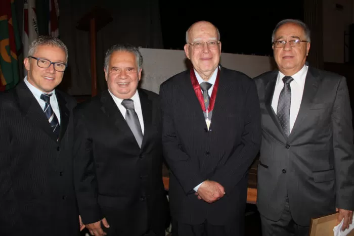 Célio Chagas, Jorge Montessi, o ex-ministro Murílio Hingel e José Geraldo Neto de Faria 1 Célio Chagas, Jorge Montessi, o ex-ministro Murílio Hingel e José Geraldo Neto de Faria, na solenidade de entrega da “Comenda Bernardo Mascarenhas” Foto: Guilherme Ovídio/OHappyHour