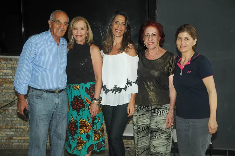 Célio Chagas, Jorge Montessi, o ex-ministro Murílio Hingel e José Geraldo Neto de Faria 2 Mtanos e Zaine Miana (ladeando a filha Tânia e Olga Miana) e Nawal Arbex na noite de show de prêmios em prol das obras da Igreja de São Charbel, no Fátima Buffet Foto: Andréa Ottoni