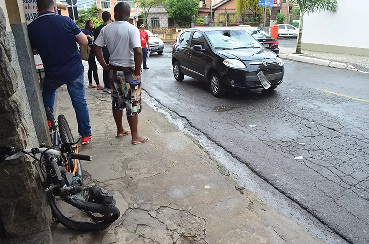 Ciclista fica ferido em batida frontal com carro na Vicente Beghelli 1 acidente olavo 02