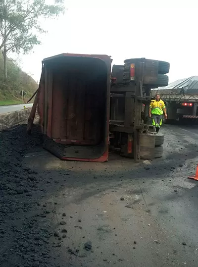 caminhão tomba em oliveira fortes prf2