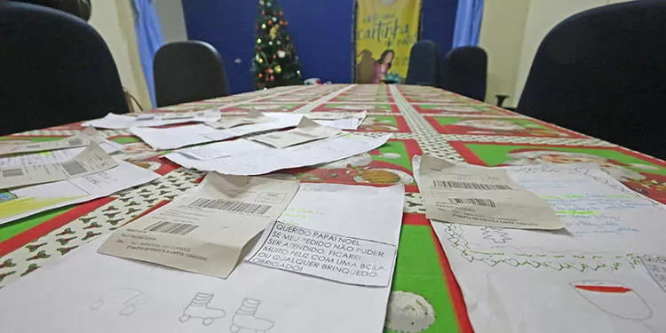 Campanhas de Natal 2017: saiba como ajudar 12 correios leo