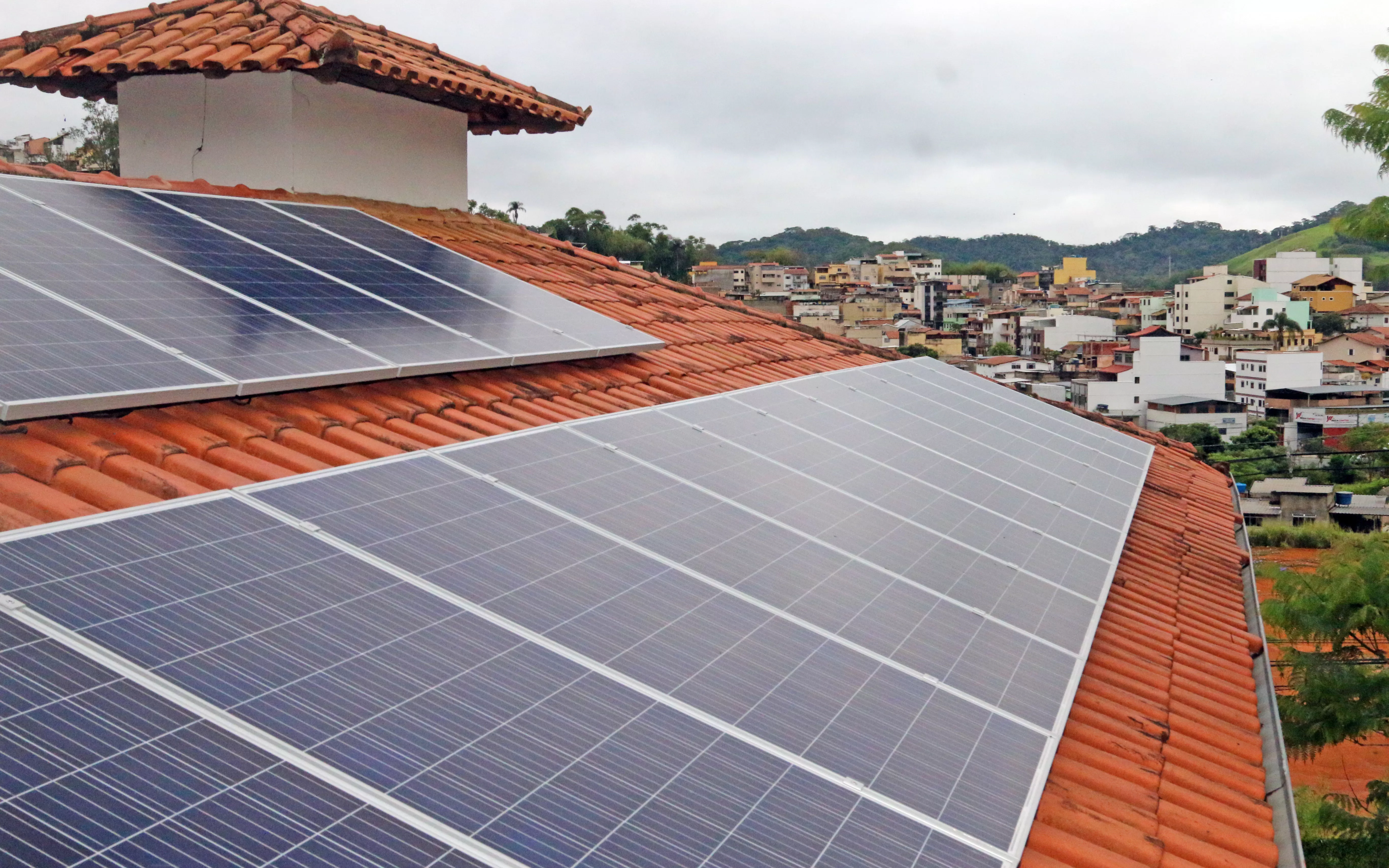 Só 55 clientes geram energia própria em JF 2 energia