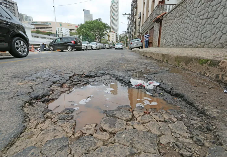 Buraco atrapalha trânsito próximo a hospital no São Mateus 1 vu leo capa