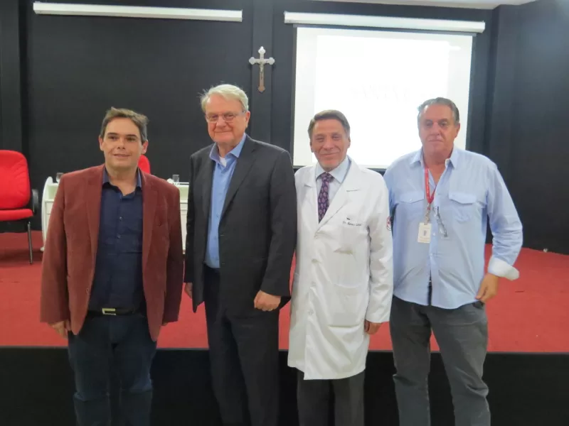 Vitor Valverde, Márcio Lacerda, Renato Villela Loures e o vice Arnaldo Villela de Andrade na Santa Casa 1 Vitor Valverde e Márcio Lacerda foram recebidos pelo presidente da Santa Casa, Renato Villela Loures e o vice Arnaldo Villela de Andrade. Na visita, ex-prefeito de Belo Horizonte ficou impressionado com a estrutura e o de modelo gestão do hospital