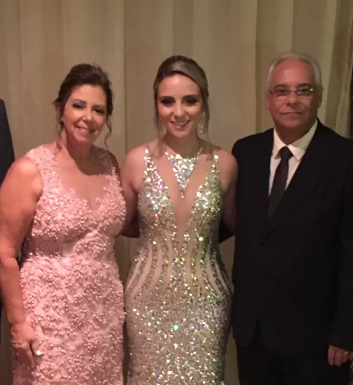 Helena Milagres Belo representou a APAE de Juiz de Fora na entrega do Chevrolet Ônix 4 Jussara e José Maria Chaves Pereira com a filha Raquel, na festa de formatura em odontologia pela Suprema, no Capitólio