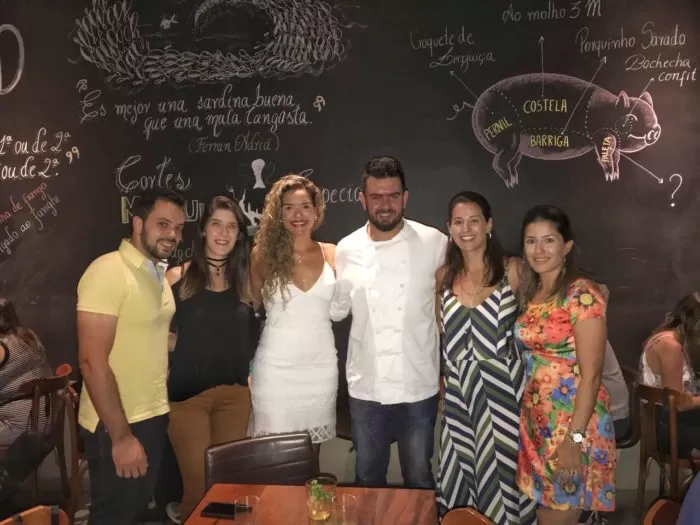 Raisa Polato e Marcus Vinícius Mariano no réveillon do Privilège 1 No Garagem Gastrobar, Pedro Guedes e Pâmela Faria (que vieram de Resende-RJ), Júlia Carla Duarte, Camila Gouvêa e Rachell Mageste, ladeando o ‘chef’ Pablo Oazen