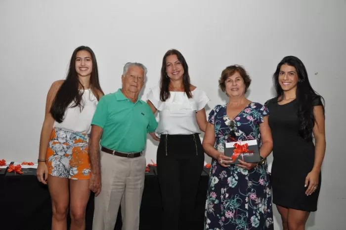 A empresária Marta Salgado, ladeada pela filha Alice e Raíssa Salgado, com os diretores da Obras Sociais do Bom Pastor, Joel Batitucci e Wanda Gontijo 3 A empresária Marta Salgado, ladeada pela filha Alice e Raíssa Salgado, com os diretores da Obras Sociais do Bom Pastor, Joel Batitucci e Wanda Gontijo de Siqueira, que receberam a doação de um Chevrolet Ônix Foto: Wólmer Monteiro