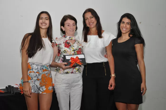 Helena Milagres Belo representou a APAE de Juiz de Fora na entrega do Chevrolet Ônix 1 Helena Milagres Belo representou a APAE de Juiz de Fora na entrega do Chevrolet Ônix, doado pela empresária Marta Salgado - no ‘flash’ com a filha Alice e Raíssa Salgado Foto: Wólmer Monteiro