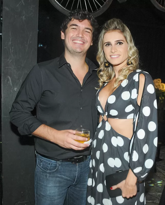 O fotógrafo juiz-forano César Davila clicado com Antônia Fontenelle 1 Gabriel e Paula Nogueira Costa em noite de festa Foto: Andréa Ottoni