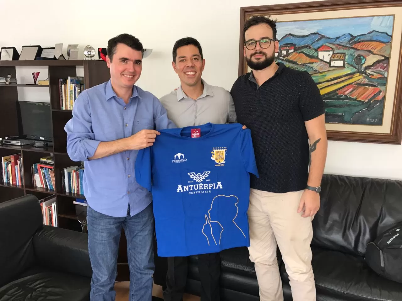 Mateus Ferreira, fundador do Come Quieto, entregou a camisa do bloco ao prefeito Bruno Siqueira e ao superintendente da Funalfa, Rômulo Veiga 1 Mateus Ferreira, fundador do Come Quieto, entregou a camisa do bloco ao prefeito Bruno Siqueira e ao superintendente da Funalfa, Rômulo Veiga para a festa do próximo sábado, no Terrazzo