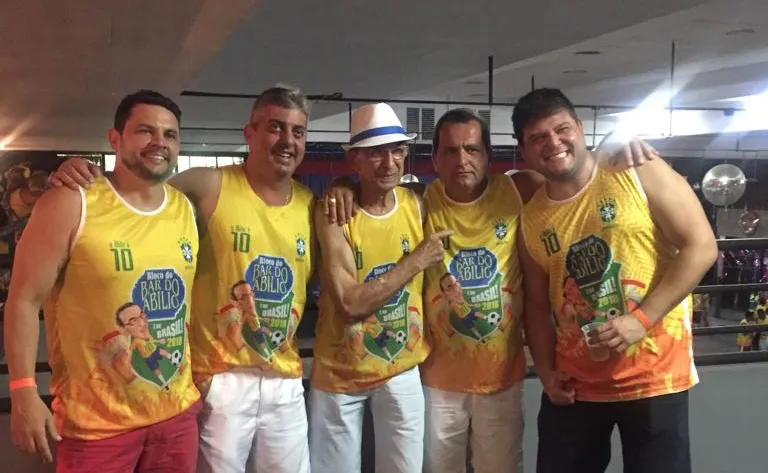 Mateus Ferreira, fundador do Come Quieto, entregou a camisa do bloco ao prefeito Bruno Siqueira e ao superintendente da Funalfa, Rômulo Veiga 3 Celimar Bellei, Luciano Quelotti, o anfitrião Abílio Moreira, Guy Stersi e Sérgio Carvalho, no Bloco do Bar do Abílio