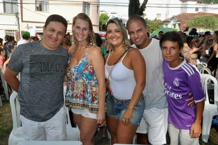 Mateus Ferreira, fundador do Come Quieto, entregou a camisa do bloco ao prefeito Bruno Siqueira e ao superintendente da Funalfa, Rômulo Veiga 2 André Machado, Josi Limonge, Cristiane Casali, Atilano e Daniel Santos, no Concentra, mas não sai... Foto: Andréa Ottoni