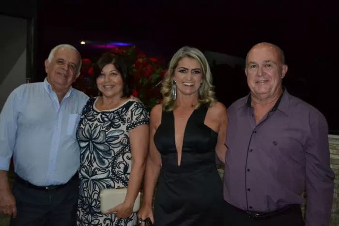 O fotógrafo juiz-forano César Davila clicado com Antônia Fontenelle 2 Paulo Cezar de Oliveira Santos e Fátima Tristão, Márcia e Cícero Tristão presenças simpáticas no jantar da Academia Rio Branco Foto: Toninho Carvalho