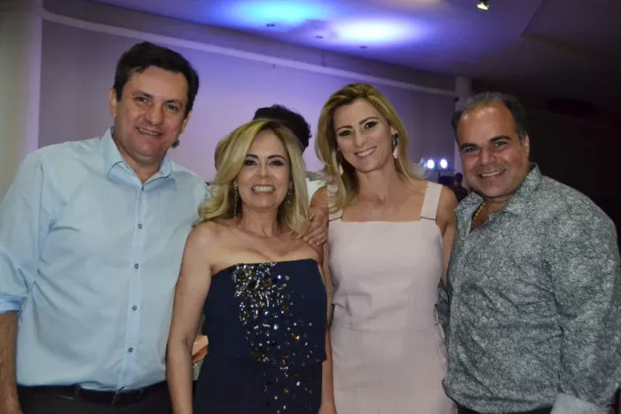 O charme de Fernanda Carvalho 2 Wander e Simone Zambeli, Karla e Paulo Gonçalves Júnior em noite social no Fátima Buffet Foto: Toninho Carvalho