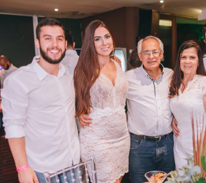A empresária Marta Salgado, ladeada pela filha Alice e Raíssa Salgado, com os diretores da Obras Sociais do Bom Pastor, Joel Batitucci e Wanda Gontijo 4 Mauro Junqueira e Stela Schröder Lameirinhas, José Carlos e Maria de Fátima Schröder Lameirinhas, clicados na virada do ano, no Privilège Foto: Hércules Rakauskas