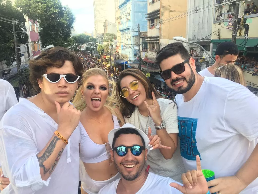 Whindersson-Nunes-Luísa-Sonza-Dani-Russo-e-Ayran-Domingues-e-o-juiz-forano-Alex-Monteiro-160218-carnaval-em-Salvador.jpg
