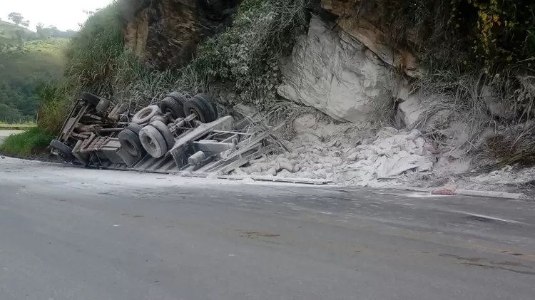 Caminhão carregado com cal tomba, e motorista morre 1 acidente caminhão com cal crédito bombeiros