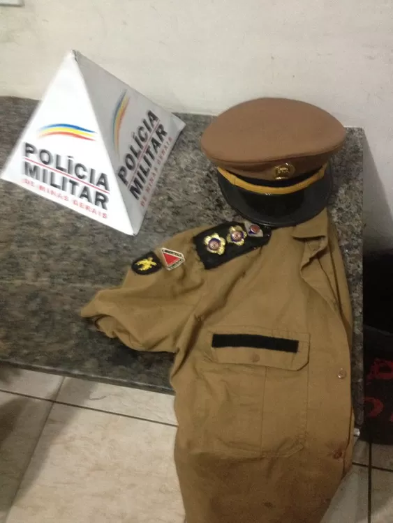 Jovem é detida por usar farda da PM como fantasia de carnaval em Juiz de Fora 1 fantasia de farda