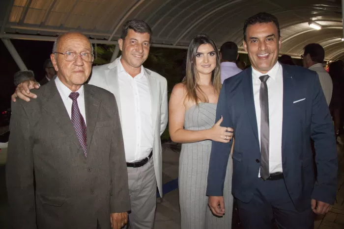 Heitor Villela e o filho Heitor, Camila Garcia Matos e Luciano Sobrinho 1 Heitor Villela e o filho Heitor, Camila Garcia Matos e Luciano Sobrinho, no 'coq' de posse da nova diretoria da Agência de Desenvolvimento Foto: Guilherme Ovídio