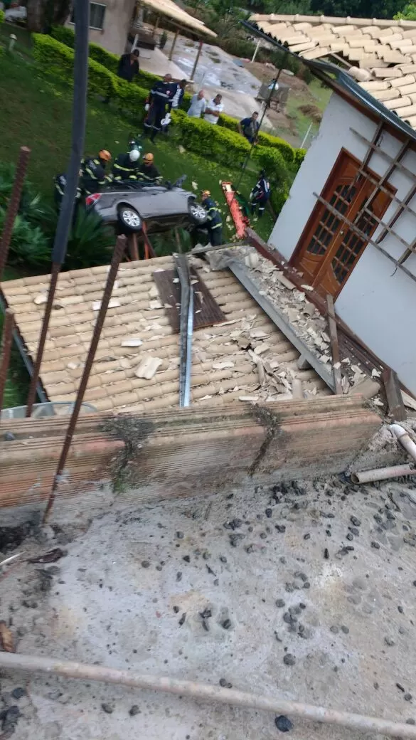 Idoso e jovem morrem em dois acidentes em Juiz de Fora 1 carro caiu
