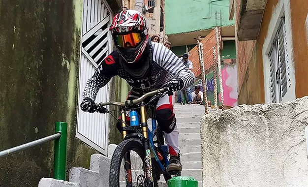 Juiz-forano Gabriel Giovannini é campeão da Descida das Escadas de Santos 1 esp downhill Gabriel Giovannini