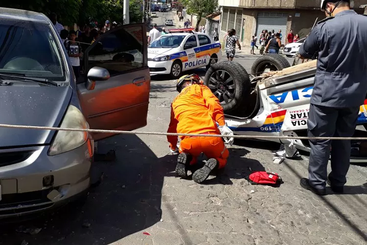 Viatura da PM capota em perseguição a moto no Santo Antônio 2 PM capota2 divulga PM