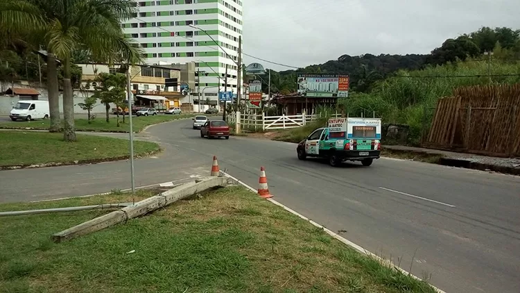 Ônibus urbano derruba poste no Granjas Bethânia 1 poste leo