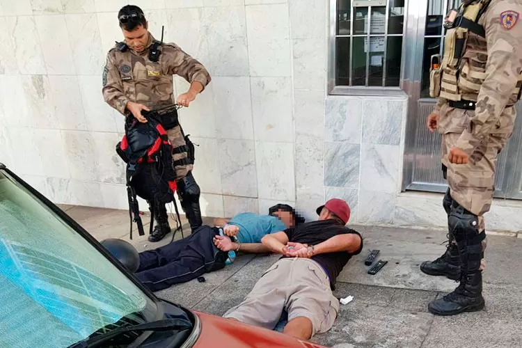 Irmãos são presos após invasão e furto em apartamento na Olegário 1 prisao olegario