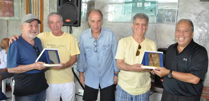 Acessibilidade não é apenas rampa 7 Futebol e churrasco: Foi em torno dos professores Antônio Carlos Guimarães Rocha e Avelino Koch Torres o churrasco de confraternização e o torneio de futebol que o Clube de Engenharia promoveu, no Condomínio Fazendinhas do Ipiranga, na abertura das comemorações dos 85 anos da entidade. No 'flash' Avelino com o presidente do clube, João Carlos Navarro, Walter Baldi, Antônio Carlos e Renato Dantas. Foto: Wólmer Monteiro