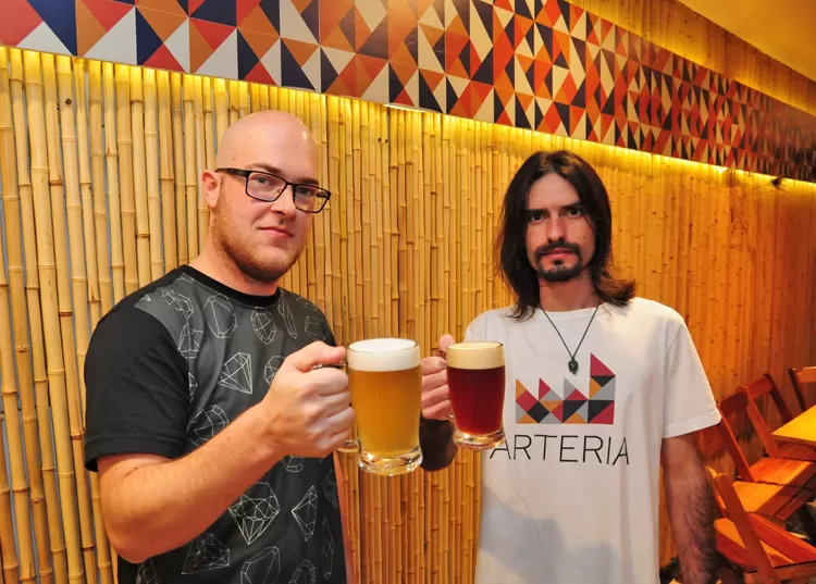 Cientistas conversam com público em bares no primeiro Pint of Science de JF 1 Lucas e Luan Pint of Science Marcelo