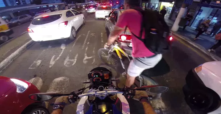 HPS atende mais de mil acidentados por moto em um ano 2 moto entre carros ok Fernando Priamo