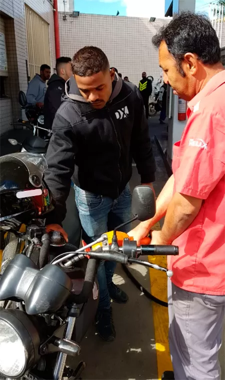 Motoristas fazem corrida aos postos em busca de combustível 5 motoboy leo